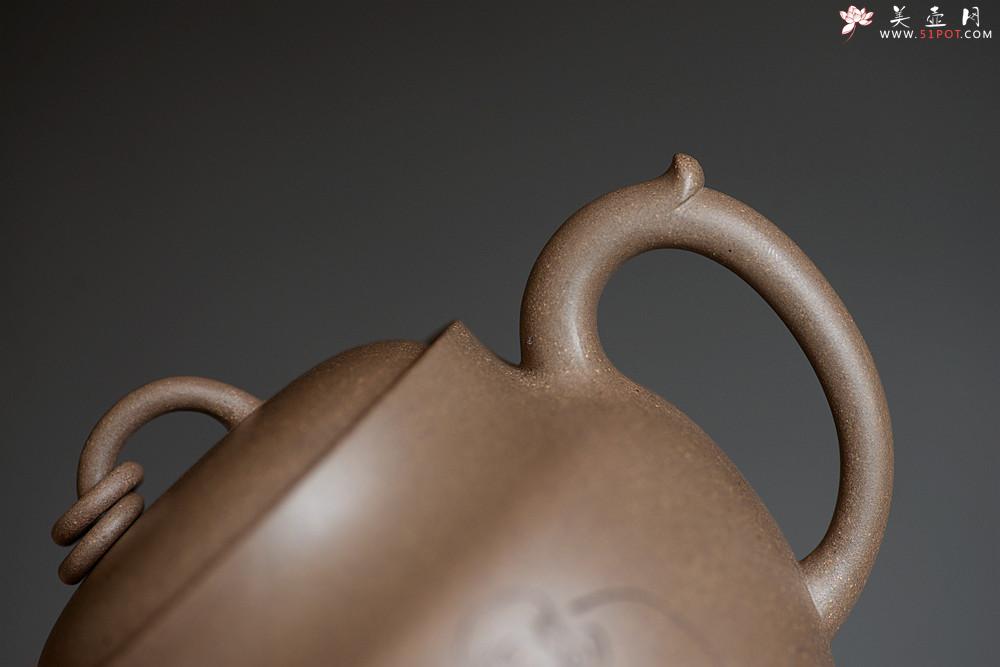 紫砂壶图片：造型新颖 耐品可人 全手青段禅钟 国师和石装饰 - 美壶网