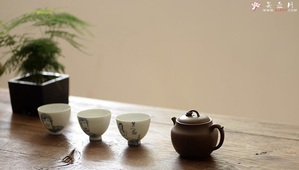 紫砂壶图片：造型新颖 耐品可人 全手青段禅钟 国师和石装饰 - 美壶网