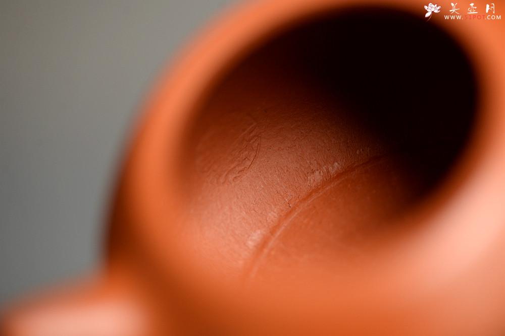 紫砂壶图片：徐亚春丙申夏全手新作 出水暴爽 颇具玩味~ 玉成窑风格小瓢  陆逸舟双刀装饰 - 美壶网