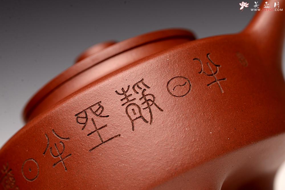 紫砂壶图片：储俊伟丙申夏全手摹古 曼生周盘 端庄素雅 国师实力派赵辉装饰 精工 - 美壶网