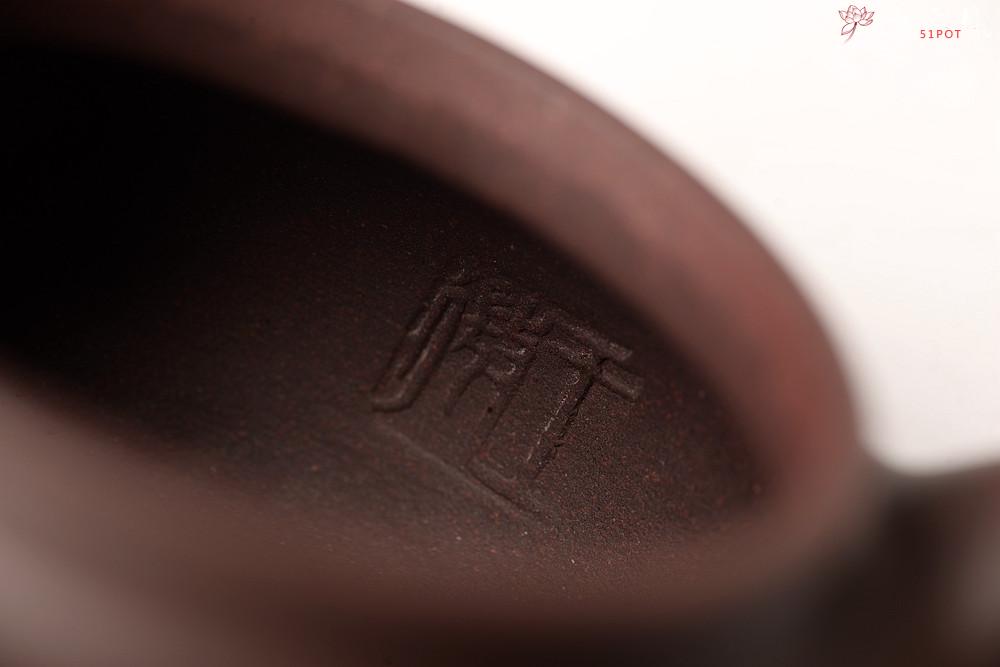 紫砂壶图片：传统器形 大口实用 精品紫茄泥 全手扁莲子 - 美壶网