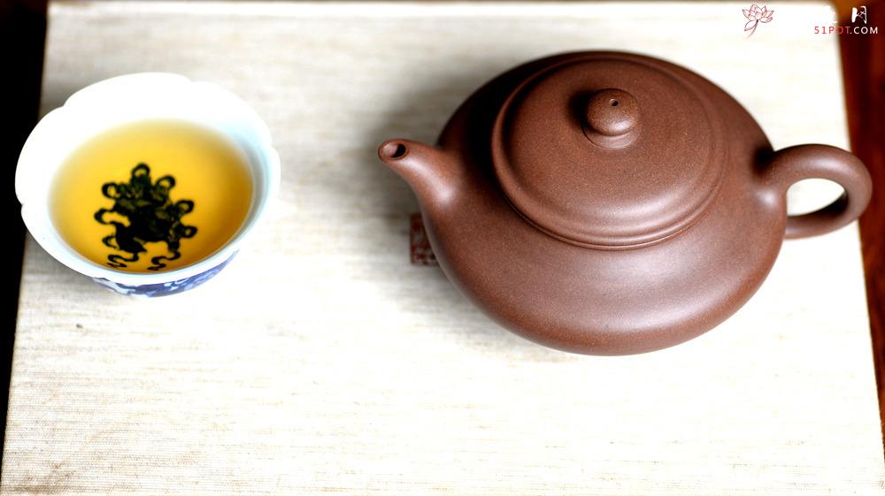 紫砂壶图片：线条流畅 实用经典 文气之作  虚扁 - 美壶网