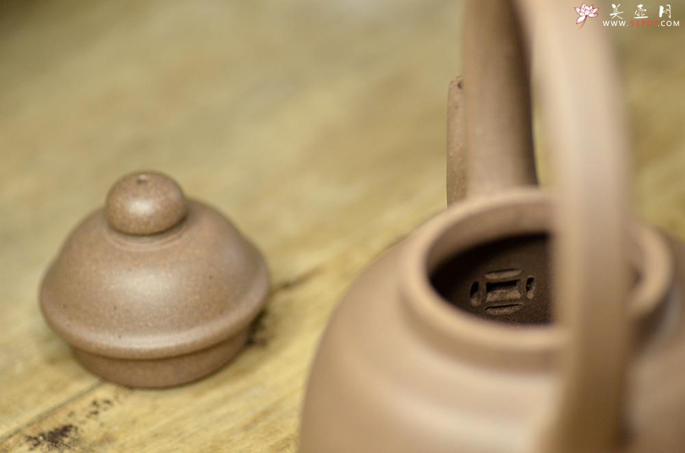 紫砂壶图片：淞庐原创作品 古朴摹明韵 永乐提梁 夏日炎炎提壶约茶~ - 美壶网