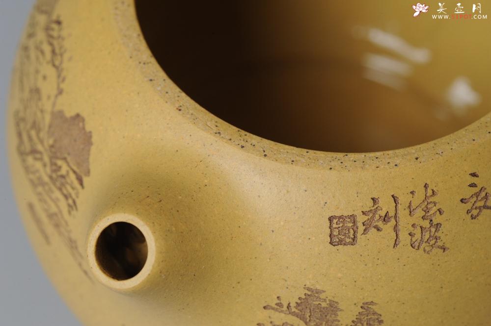 紫砂壶图片:助工袁德波精心装饰通景山水 双助工联袂西施壶 - 美壶网
