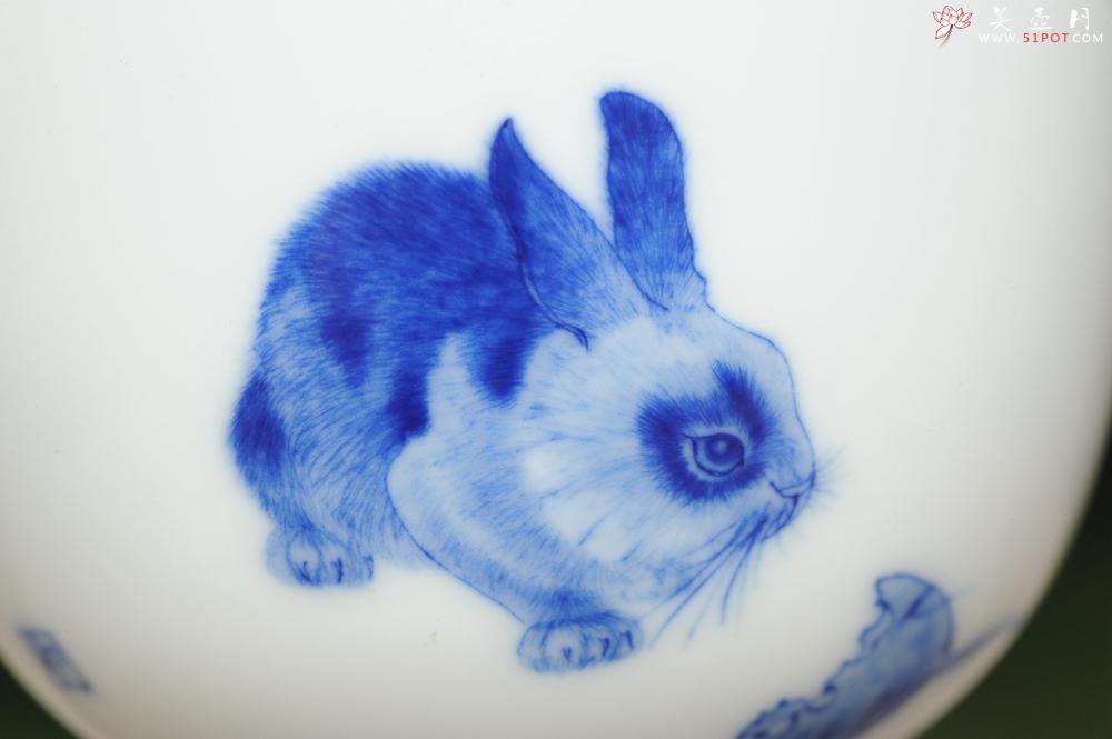 紫砂壶图片:生肖兔 景德镇全手工手绘青花主人杯 - 美壶网