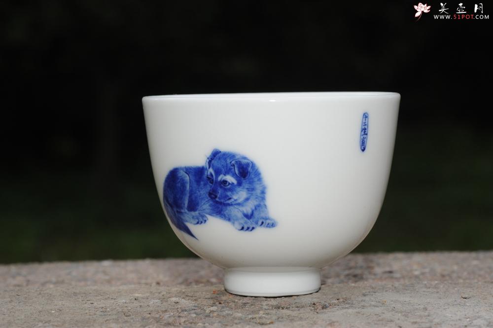 紫砂壶图片:生肖狗 景德镇全手工手绘青花主人杯 - 美壶网