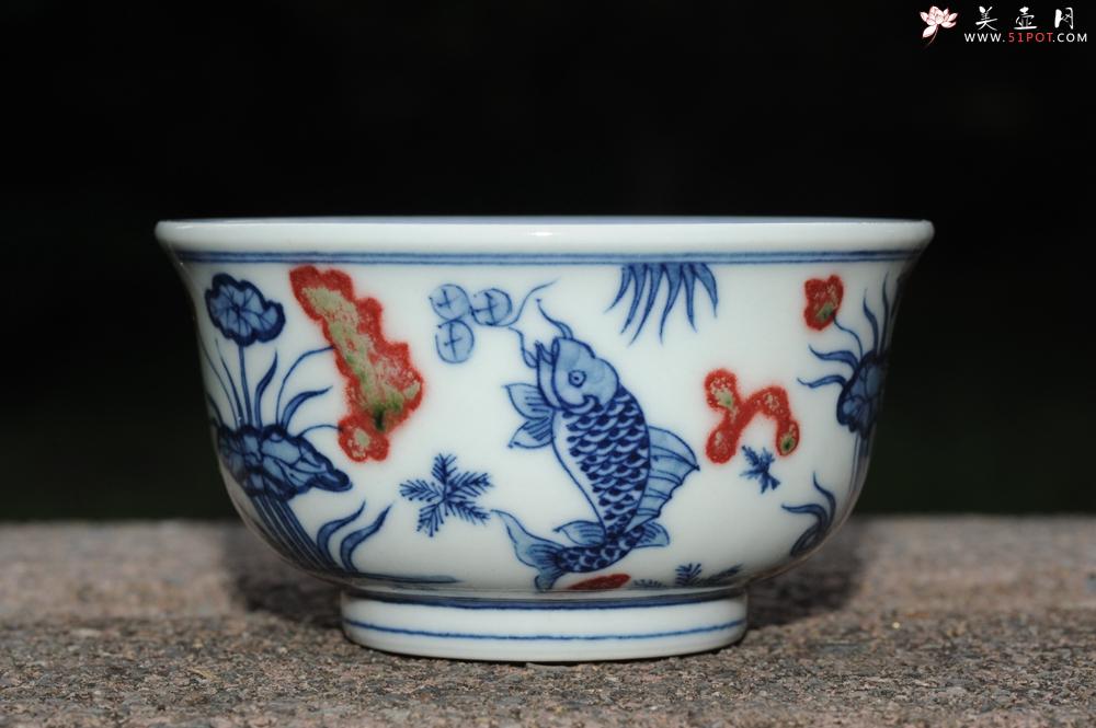 紫砂壶图片：青花釉里红鱼藻纹压手杯 景德镇主人杯  - 美壶网