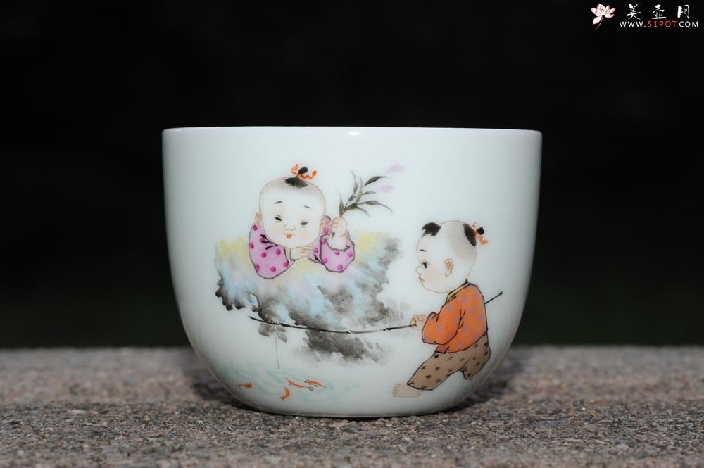 紫砂壶图片：彩绘 童子钓鱼杯 栩栩如生 景德镇主人杯 - 美壶网