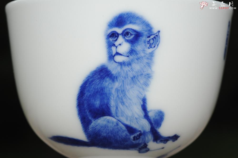 紫砂壶图片:生肖猴 景德镇全手工手绘青花主人杯 - 美壶网