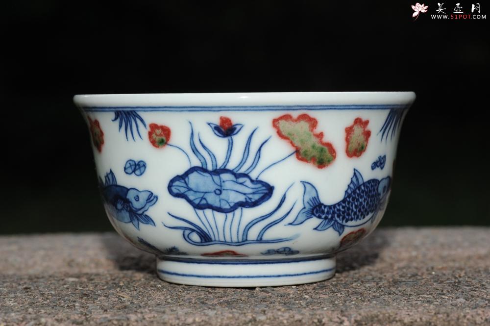 紫砂壶图片：青花釉里红鱼藻纹压手杯 景德镇主人杯  - 美壶网