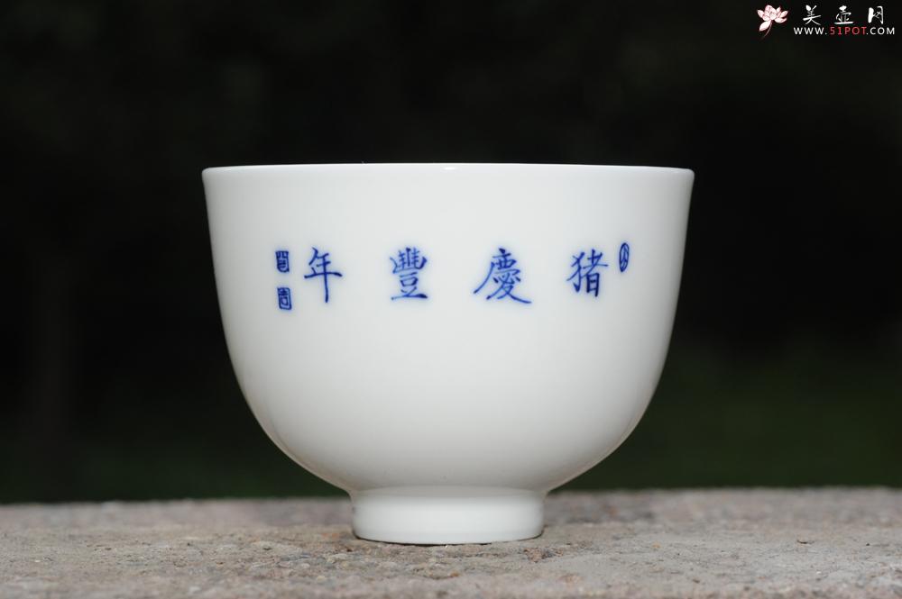 紫砂壶图片：生肖猪 景德镇全手工手绘青花主人杯 - 美壶网