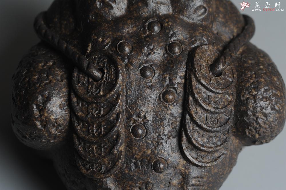 紫砂壶图片：美宠双节特惠 肌理丰富 古铜泥小金蟾茶宠 口吐金钱 招财宝 - 美壶网