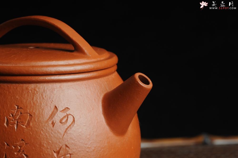 紫砂壶图片：优质赵庄朱泥全手工汉瓦 方健双刀文气装饰独钓寒江图 - 美壶网