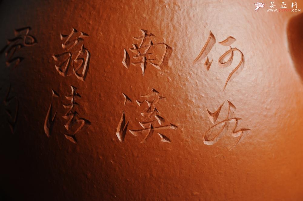 紫砂壶图片：优质赵庄朱泥全手工汉瓦 方健双刀文气装饰独钓寒江图 - 美壶网