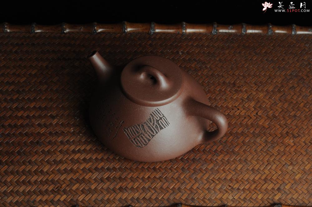 紫砂壶图片：优质紫泥 全手工摹古子冶石瓢 骨肉匀挺 桑宝安高徒孙嘉宜文气装饰 行之以躬 不言而信 - 美壶网