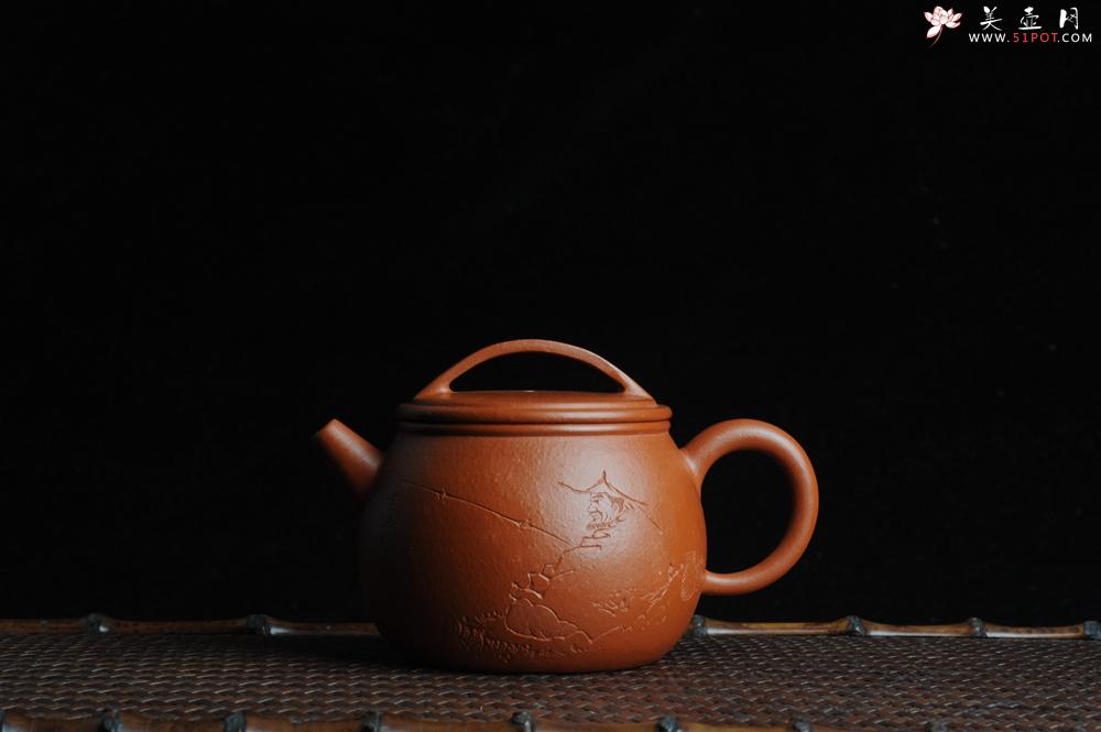 紫砂壶图片：优质赵庄朱泥全手工汉瓦 方健双刀文气装饰独钓寒江图 - 美壶网