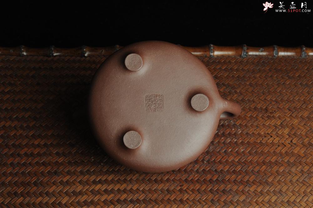 紫砂壶图片：优质紫泥 全手工摹古子冶石瓢 骨肉匀挺 桑宝安高徒孙嘉宜文气装饰 行之以躬 不言而信 - 美壶网