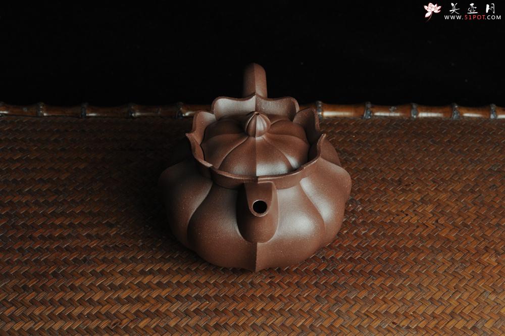 紫砂壶图片：优质紫泥莲花僧帽 线条干净利落 - 美壶网