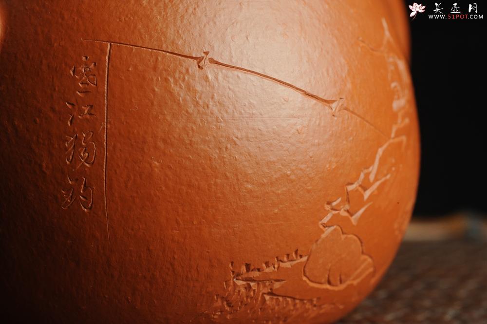 紫砂壶图片：优质赵庄朱泥全手工汉瓦 方健双刀文气装饰独钓寒江图 - 美壶网