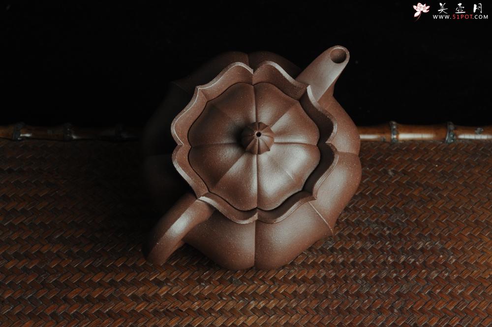 紫砂壶图片：优质紫泥莲花僧帽 线条干净利落 - 美壶网