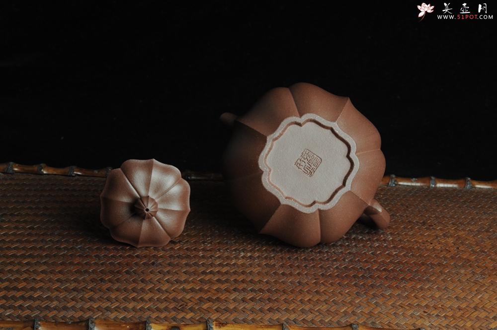 紫砂壶图片：优质紫泥莲花僧帽 线条干净利落 - 美壶网