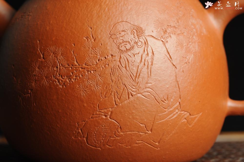 紫砂壶图片：优质赵庄朱泥全手工汉瓦 方健双刀文气装饰悟道罗汉图 - 美壶网