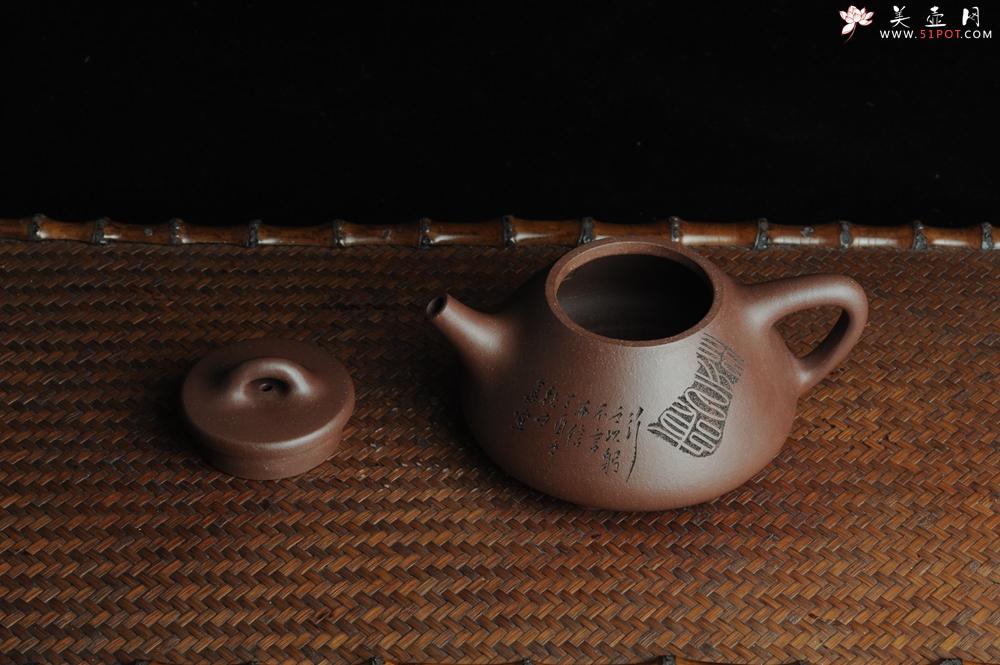 紫砂壶图片：优质紫泥 全手工摹古子冶石瓢 骨肉匀挺 桑宝安高徒孙嘉宜文气装饰 行之以躬 不言而信 - 美壶网