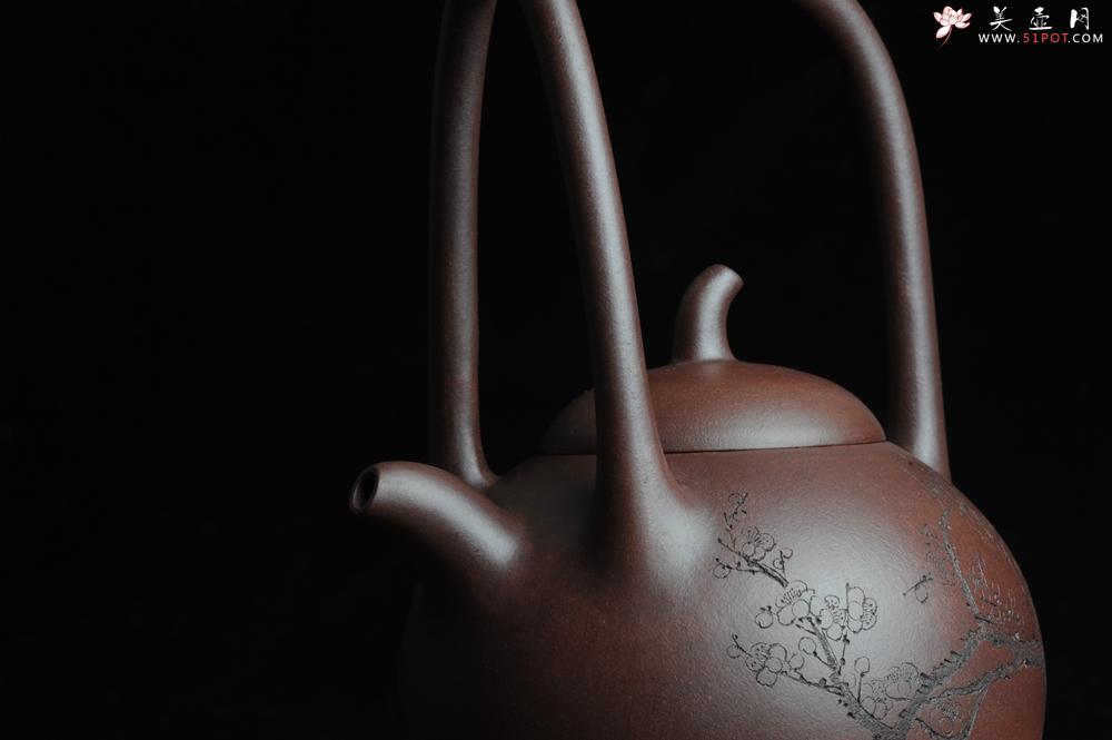 紫砂壶图片：全手工精品东坡提梁壶 难度大 精心装饰梅花 暗香袭来 - 美壶网