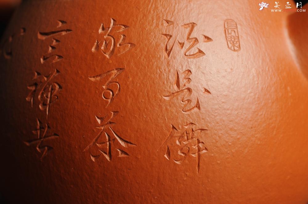 紫砂壶图片：优质赵庄朱泥全手工汉瓦 方健双刀文气装饰静心罗汉图 - 美壶网