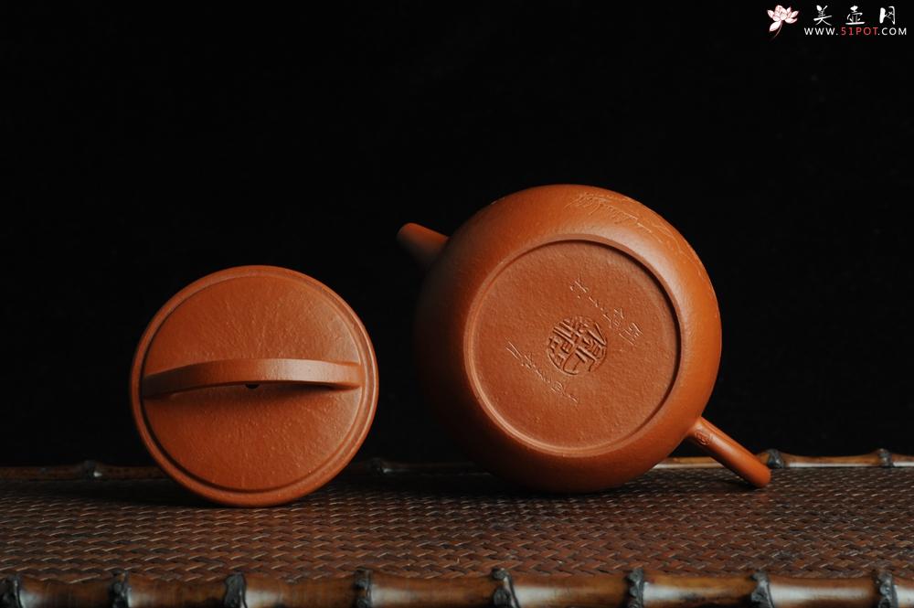 紫砂壶图片：优质赵庄朱泥全手工汉瓦 方健双刀文气装饰独钓寒江图 - 美壶网