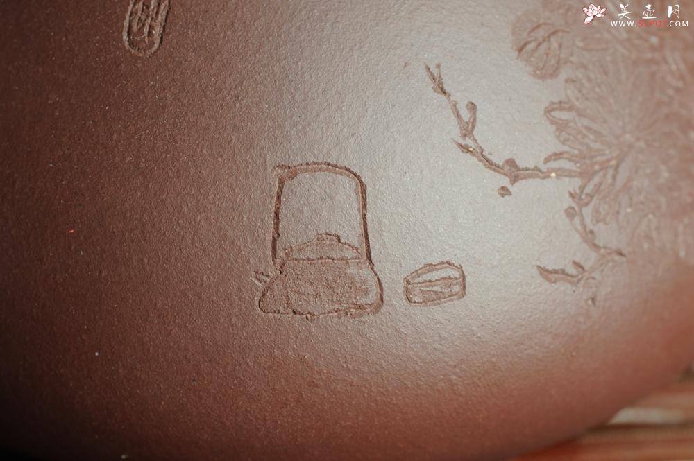 紫砂壶图片：美壶特惠 深丛隐孤芳 经典平盖小石瓢 满瓢（景舟石瓢）装饰菊花 泥料超好高档包装 做工灰常精致 - 美壶网