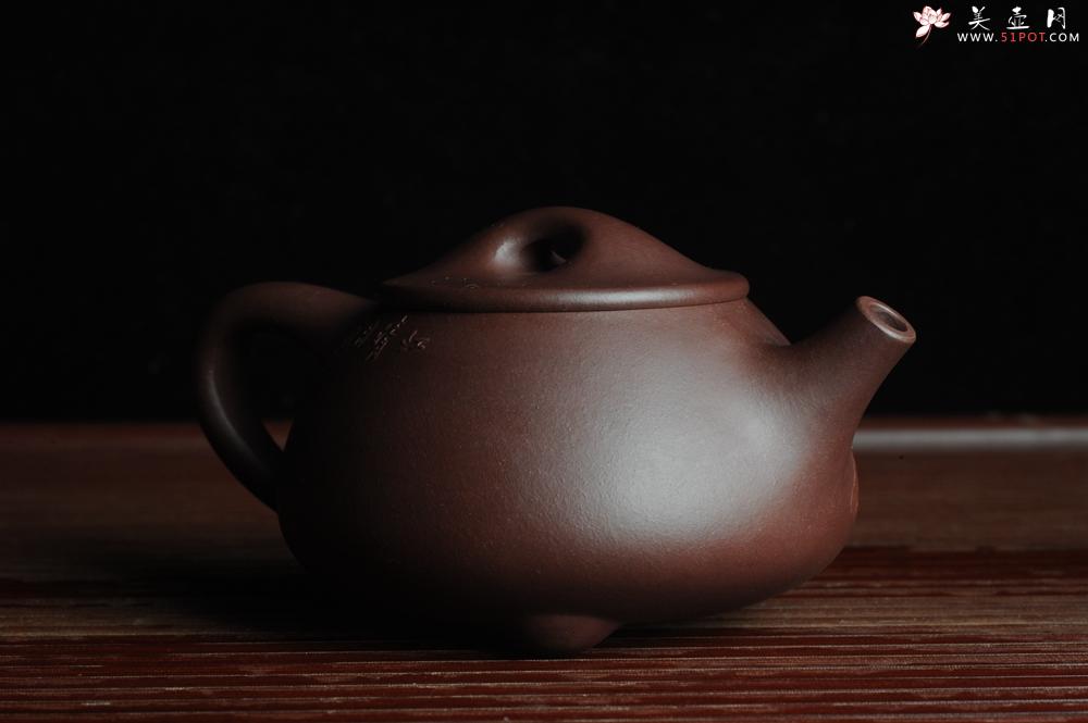 紫砂壶图片：美壶特惠 经典平盖小石瓢 满瓢（景舟石瓢）泥绘山水 江清月近人 单色泥绘更显功力 - 美壶网