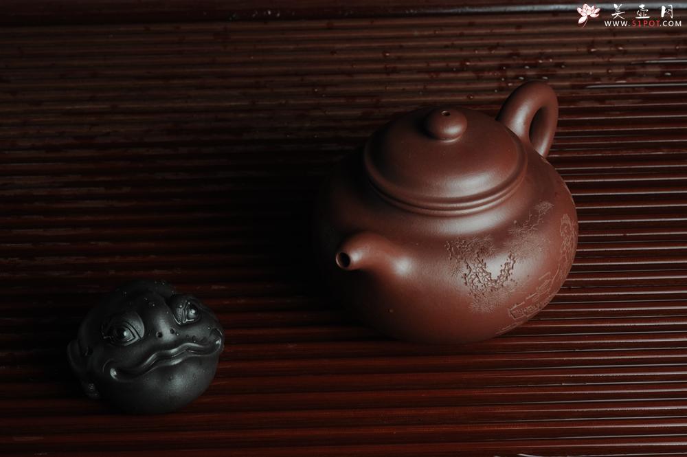 紫砂壶图片：强强联合 实力派杨老师全手工大亨莲子 方健老师即兴装饰 一甄清气半静吟 古韵悠悠 气势非凡 深得老味 - 美壶网