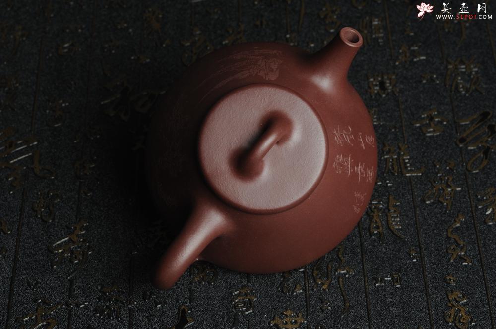 紫砂壶图片：油润底曹青 全手工精品老子冶石瓢 骨肉匀挺 清茗堂助工文气装饰山水 - 美壶网