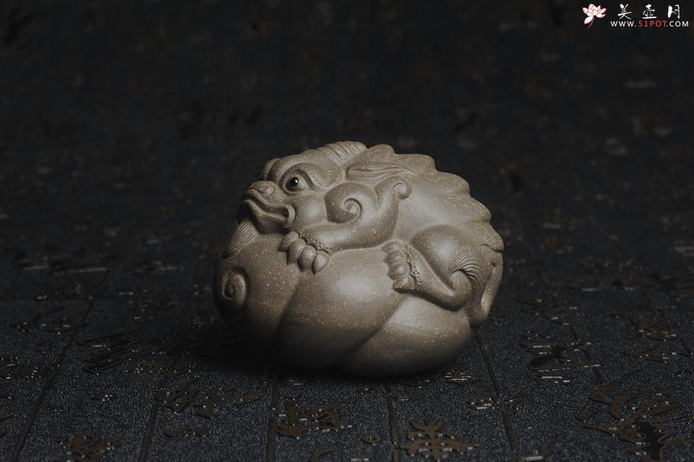 紫砂壶图片：美宠特惠 回馈壶友 精致聚财金蟾二式茶宠 茶盘尤物 长7.5cm高5.5cm左右 - 美壶网