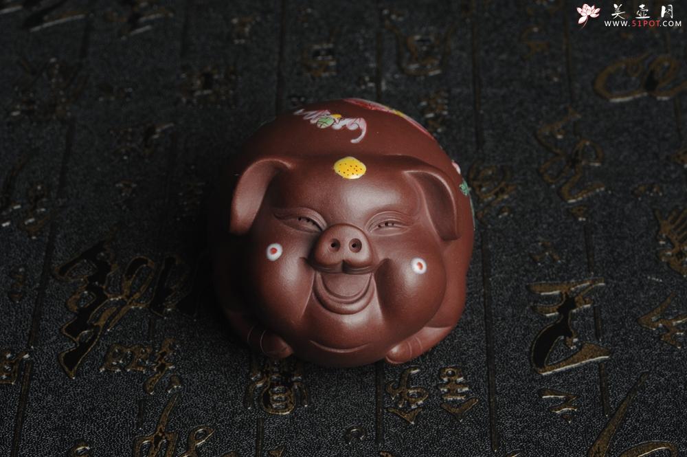 紫砂壶图片：美宠特惠 老紫泥精工点彩仙桃 圣桃 福气猪茶宠长7cm宽6cm高5cm - 美壶网