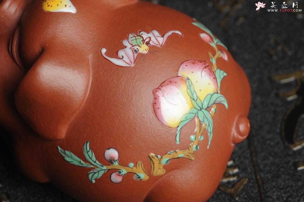 紫砂壶图片:美宠特惠 精工点彩仙桃 圣桃 福气猪茶宠长7cm宽6cm高5cm - 美壶网