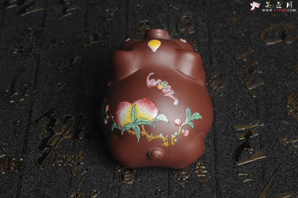 紫砂壶图片：美宠特惠 老紫泥精工点彩仙桃 圣桃 福气猪茶宠长7cm宽6cm高5cm - 美壶网