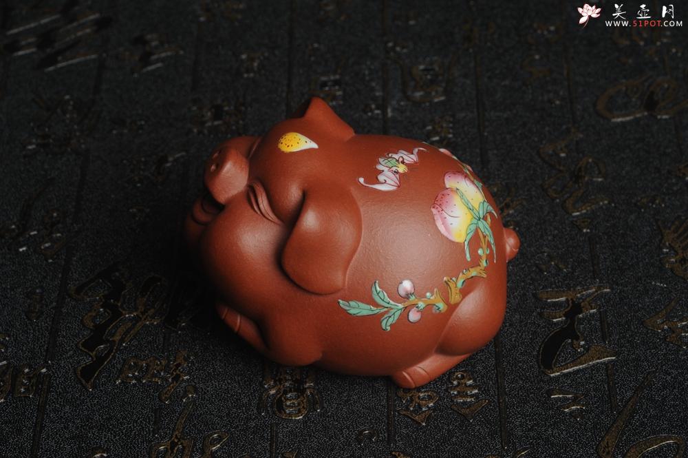 紫砂壶图片:美宠特惠 精工点彩仙桃 圣桃 福气猪茶宠长7cm宽6cm高5cm - 美壶网