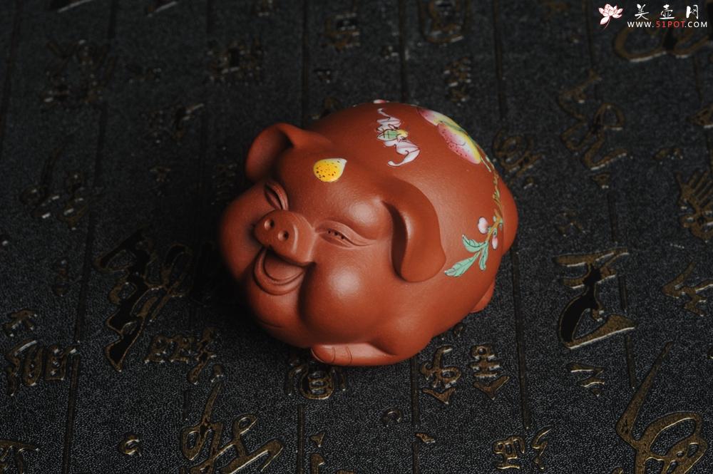 紫砂壶图片:美宠特惠 精工点彩仙桃 圣桃 福气猪茶宠长7cm宽6cm高5cm - 美壶网