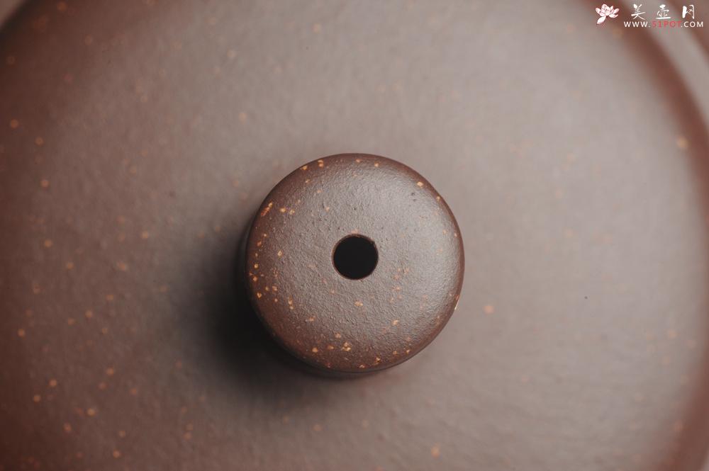 紫砂壶图片：美壶特惠 油润调砂紫泥精致扁石壶 雅刻山水 - 美壶网