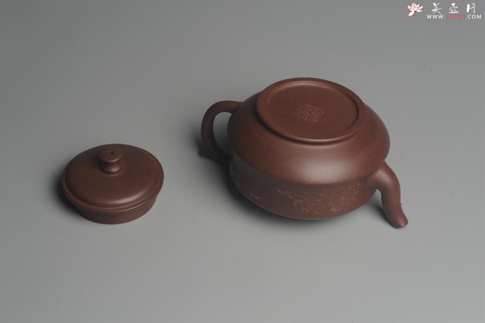 紫砂壶图片：美壶特惠 油润调砂紫泥精致扁石壶 雅刻山水 - 美壶网