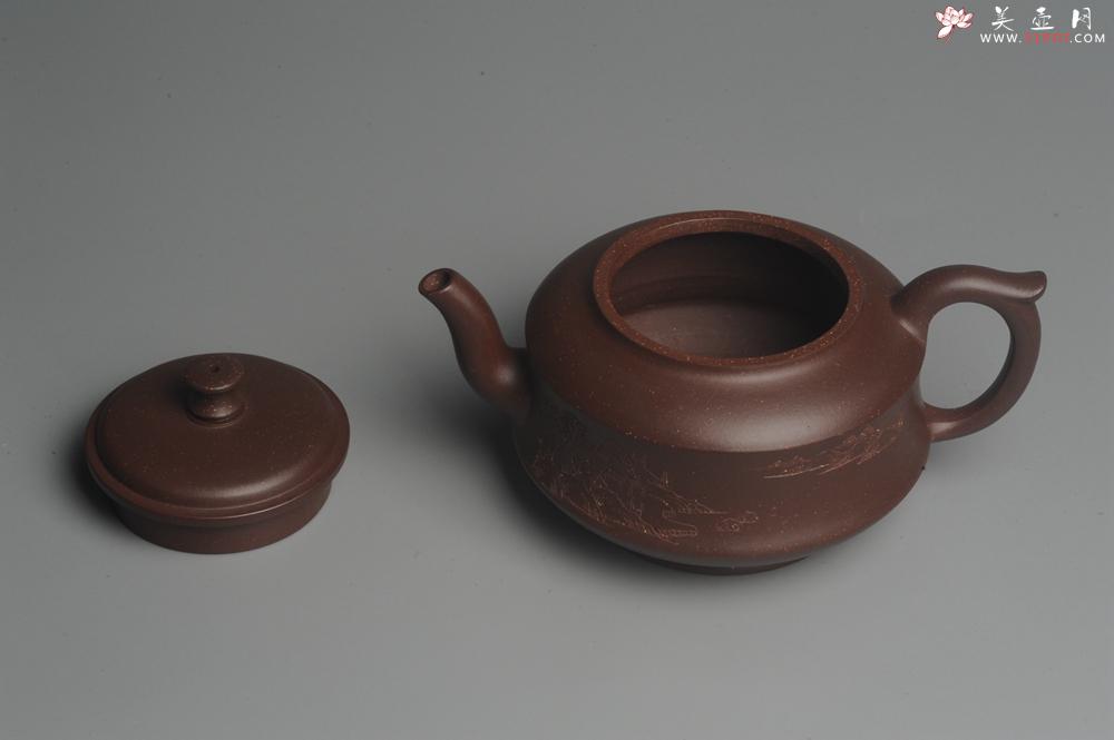 紫砂壶图片：美壶特惠 油润调砂紫泥精致扁石壶 雅刻山水 - 美壶网