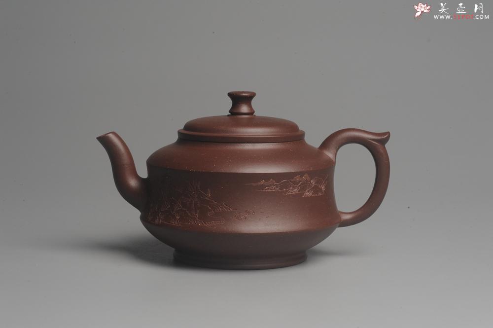 紫砂壶图片：美壶特惠 油润调砂紫泥精致扁石壶 雅刻山水 - 美壶网