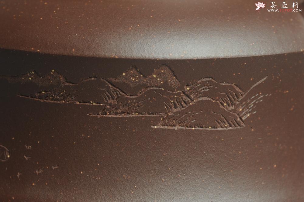 紫砂壶图片：美壶特惠 油润调砂紫泥精致扁石壶 雅刻山水 - 美壶网