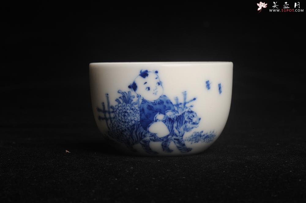 紫砂壶图片：景德镇主人杯 青花杯 童子戏老虎 - 美壶网