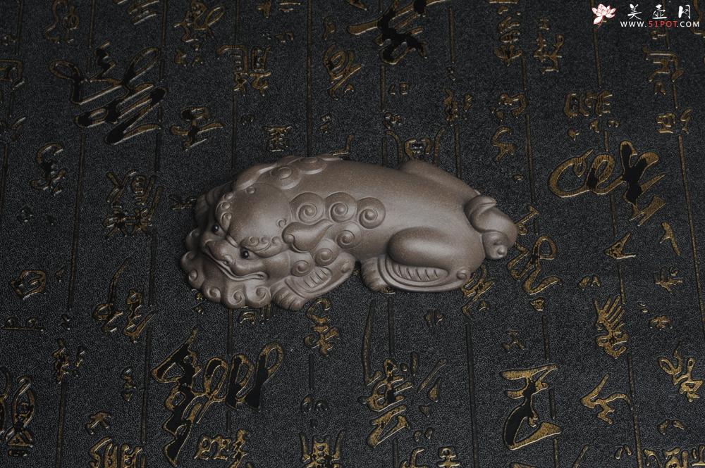 紫砂壶图片：美宠特惠 超精工老青灰泥镇纸狮子茶宠摆件 茶盘尤物长11.5cm高2.5cm - 美壶网