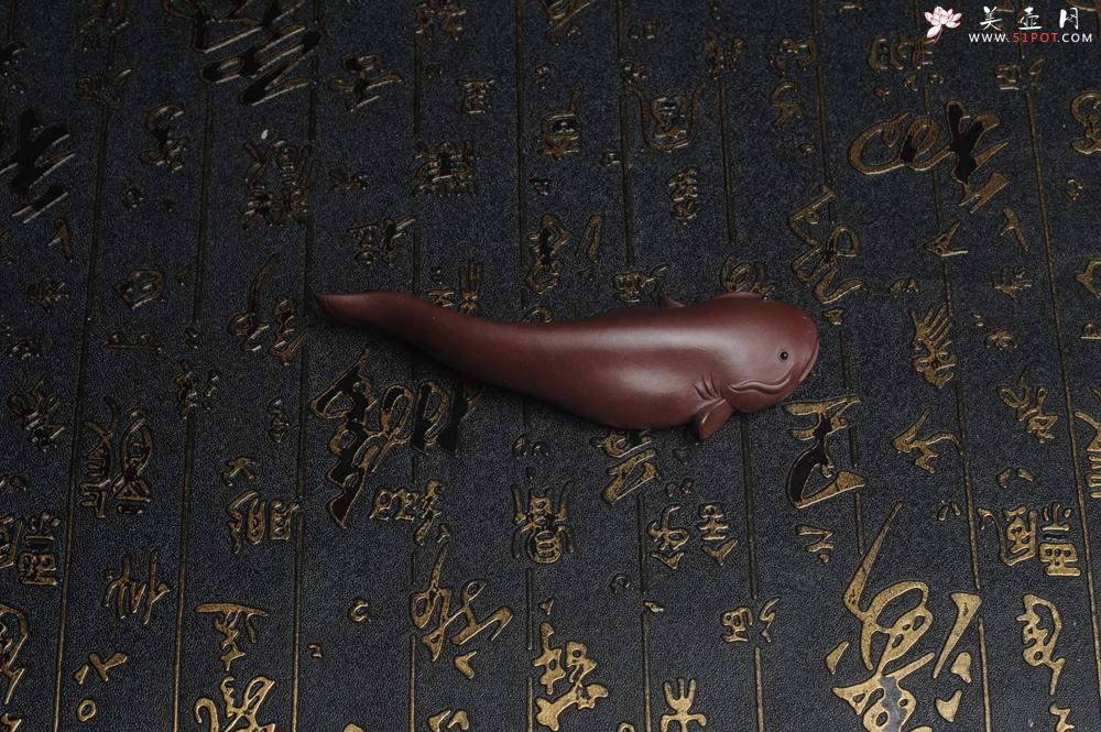 紫砂壶图片:美宠特惠 年年有余鱼 神态细腻 做工灰常精致 手工茶宠摆件长:12.5cm左右,最宽度为:3.7cm - 美壶网