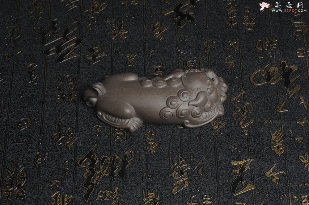 紫砂壶图片：美宠特惠 超精工老青灰泥镇纸狮子茶宠摆件 茶盘尤物长11.5cm高2.5cm - 美壶网