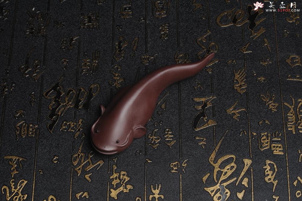 紫砂壶图片:美宠特惠 年年有余鱼 神态细腻 做工灰常精致 手工茶宠摆件长:12.5cm左右,最宽度为:3.7cm - 美壶网